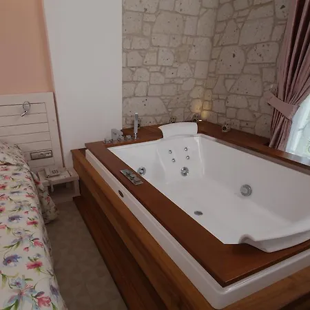 Cella & Ephesus Отель *